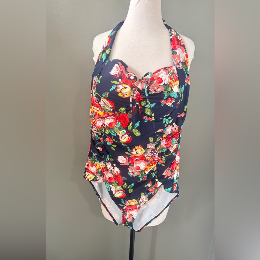 Floral one piece w small cutout on top. Fits a Sz 1x, tags removed. Halter style